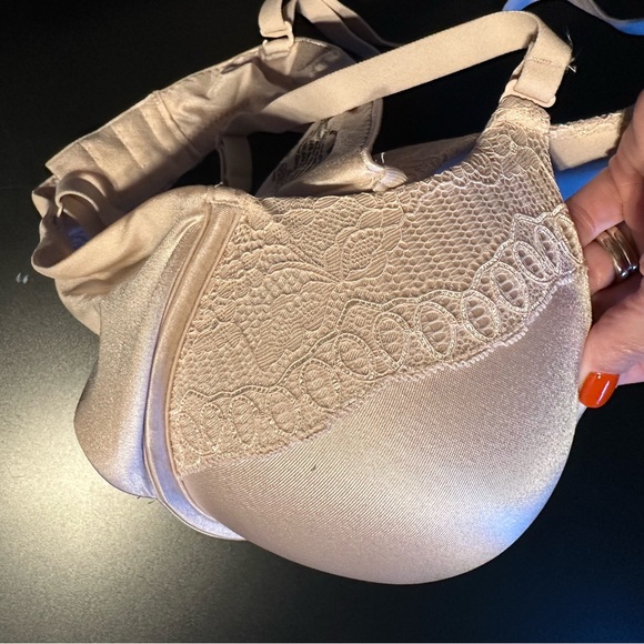 Maidenform Women's Bra 36C - underwire coverts to - soft pink color. Like new - Picture 4 of 8